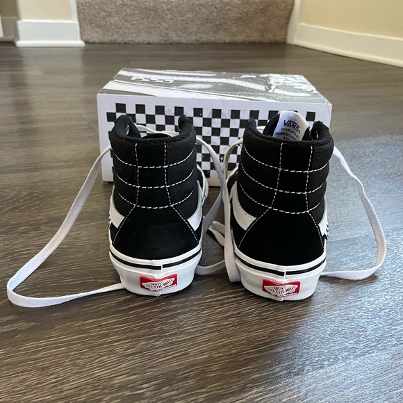 Like New! Vans Skate Sk8-Hi Black/White Sneakers - Unisex (Boys Size 5) - Picture 3 of 10